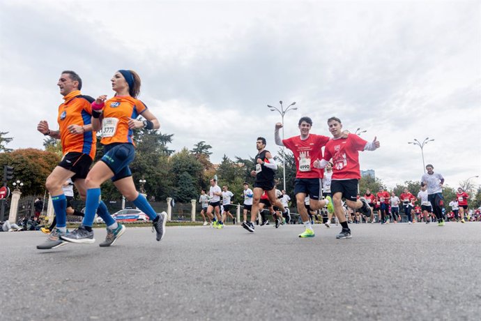 Varias personas durante el Derbi de las Aficiones, a 10 de noviembre de 2024, en Madrid (España). Un total de 10.000 atletas participan en el tradicional Derbi de las Aficiones, una prueba que reúne a las dos aficiones más multitudinarias de la capital en