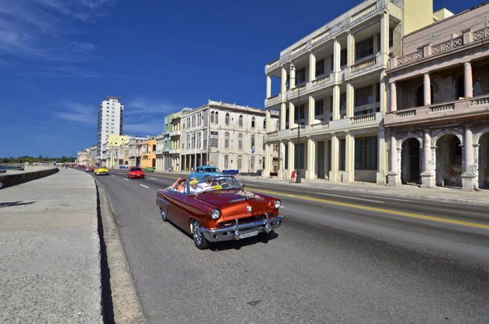 Archivo - April 24, 2016, Cuba: Old American vintage car in El Malecon, Havana.