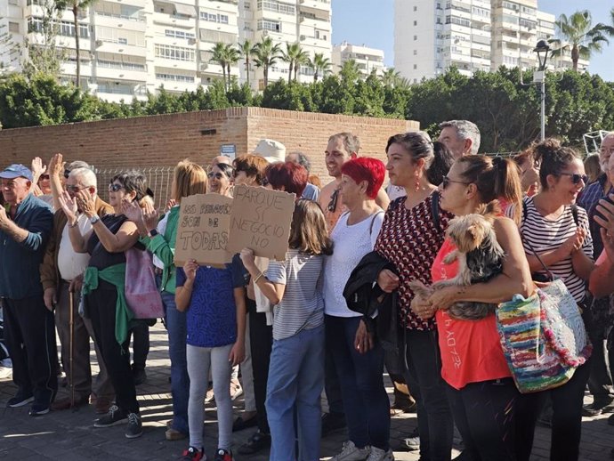 Concentración en protesta por la afectación causada por el festival en el acceso al parque.