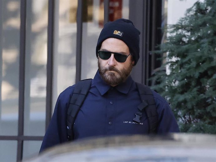 Bradley Cooper sale del hotel en el que se está alojando, a 06 de noviembre de 2024, en Madrid (España).