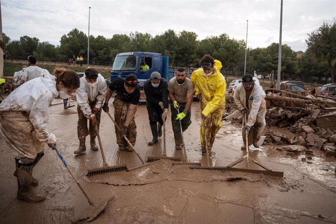 Varias personas retiran barro con cepillos en Alfafar, a 9 de noviembre de 2024, en Alfafar, Valencia, Comunidad Valenciana (España). 