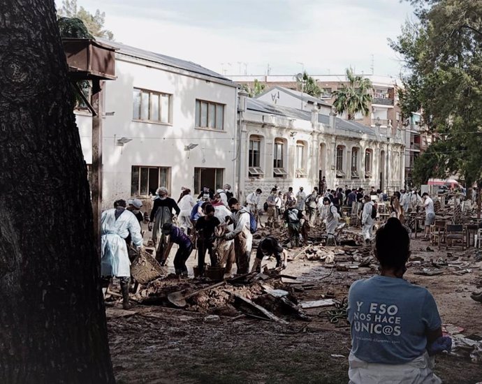 Una brigada de 150 docentes de Murcia 'dan ejemplo' y limpian colegios de municipios valencianos afectados por la DANA