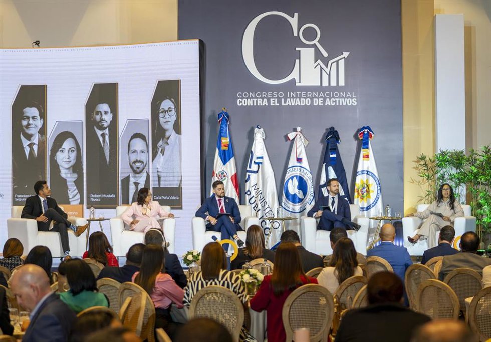Archivo - Rafael Aguilera (2 dcha.), junto a otros ponentes, en el VII Congreso Internacional contra el Lavado de Activos, celebrado en Santo Domingo (República Dominicana).