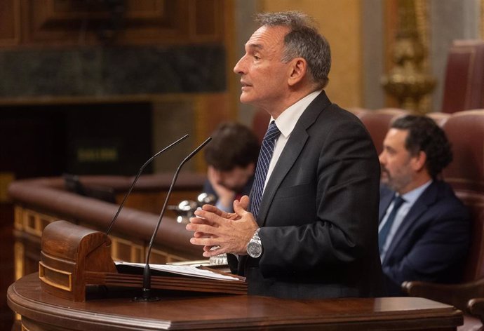 El diputado de Sumar por Córdoba, Enrique Fernando Santiago, interviene durante un pleno en el Congreso de los Diputados.