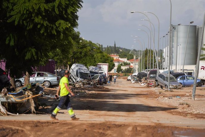 Destrozos en un polígono tras el paso de la DANA en Valencia. 