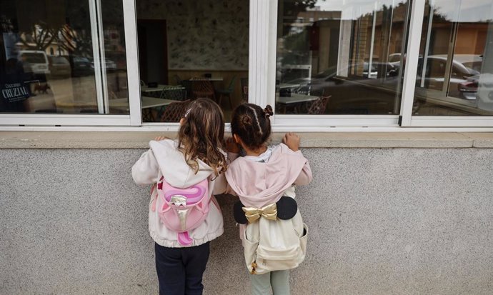 Dos niñas observan el interior vacío del colegio CEIP Amparo Alabau, que continúa cerrado, a 6 de noviembre de 2024, en Alaquàs, Valencia, Comunidad Valenciana (España). Varios centros educativos situados en las zonas afectadas por la DANA, que el pasado 