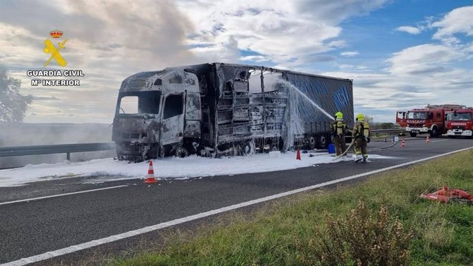 El vehículo afectado por el fuego transportaba envases de plástico