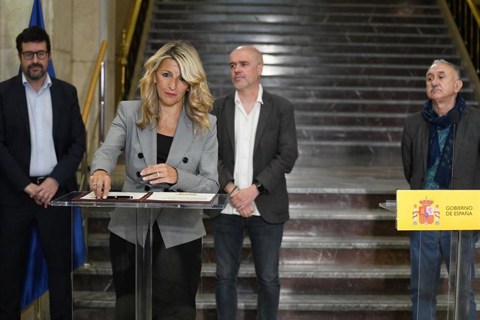 Archivo - La vicepresidenta segunda y ministra de Trabajo, Yolanda Díaz, firma un acuerdo de diálogo social con UGT y CCOO, en la sede del Ministerio, a 8 de mayo de 2024, en Madrid (España). 