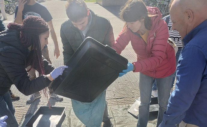 Archivo - Participantes en el curso práctico sobre economía circular celebrado en la UPNA se preparan para clasificar residuos.