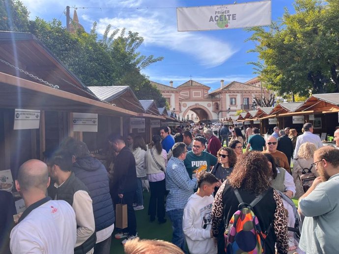 Los visitantes de la XI Fiesta del Primer Aceite de Jaén disfrutan de catas, actuaciones musicales y actividades infantiles