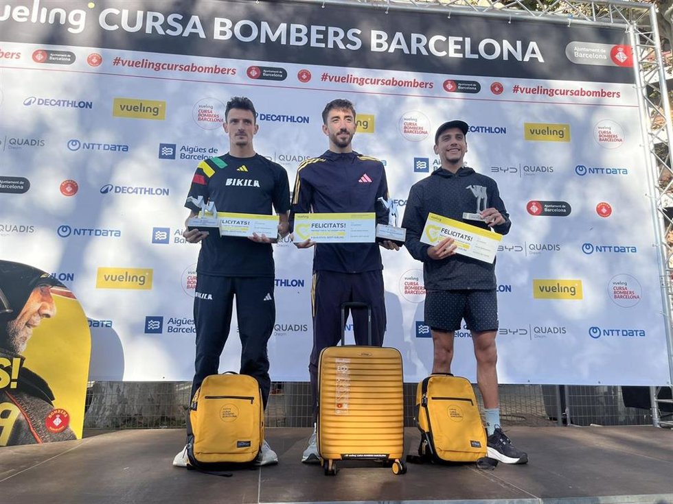 Ganadores de la Vueling Cursa de Bombers de 2024 en la categoría masculina: dam Maijó, en el centro, Xavier Badia, a la izquierda, y Victor Gabriel Ortiz, a la derecha, a 10 de noviembre de 2024