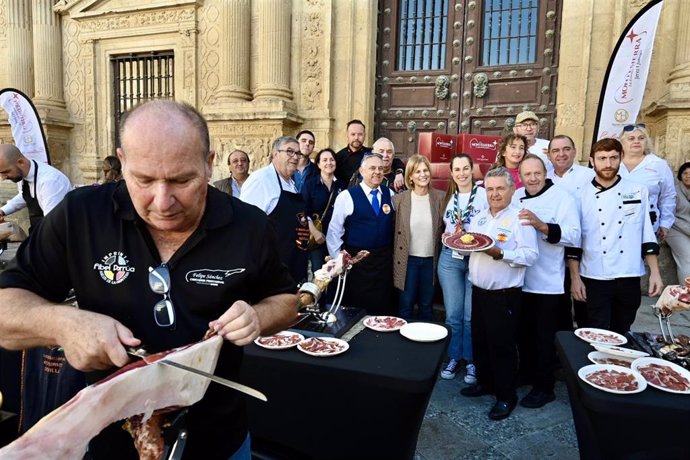 III Jornada de Cortadores de Jamón Solidarios en la Plaza de la Asunción