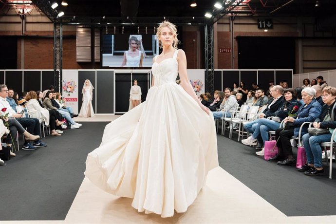 Una modelo muestra uno de los vestidos de novia presentados en Nupzial 2024, celebrado hasta este domingo en Feria de Zaragoza.