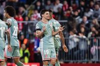 Oblak y Julián Álvarez sostienen al Atlético