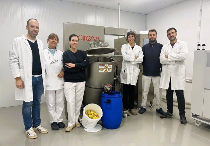 Parte del equipo del proyecto europeo Agro2Circular, en la nueva planta piloto de extracción por microondas en Alhendín (Granada)