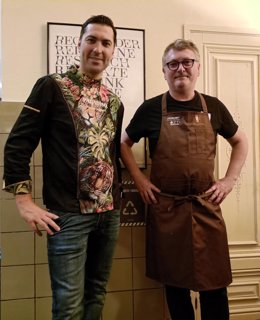 El coctelero Giacomo Giannotti (Paradiso) y el cocinero Andoni Luis Aduriz (Mugaritz) tras una cena organizada por ambos en el Paradiso Lab de Barcelona (Catalunya, España) el 5 de noviembre de 2024