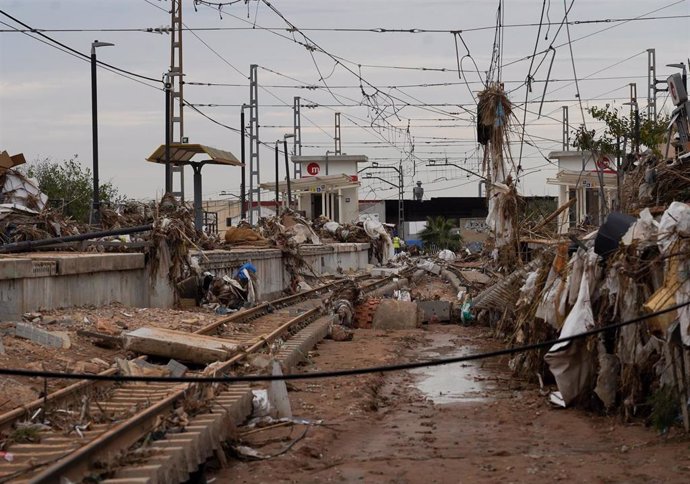 Las vías de tren de Paiporta, a 8 de noviembre de 2024, en Valencia