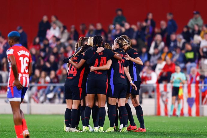 Las jugadoras del FC Barcelona celebran uno de sus goles ante el Atlético de Madrid en la Liga F 24-25