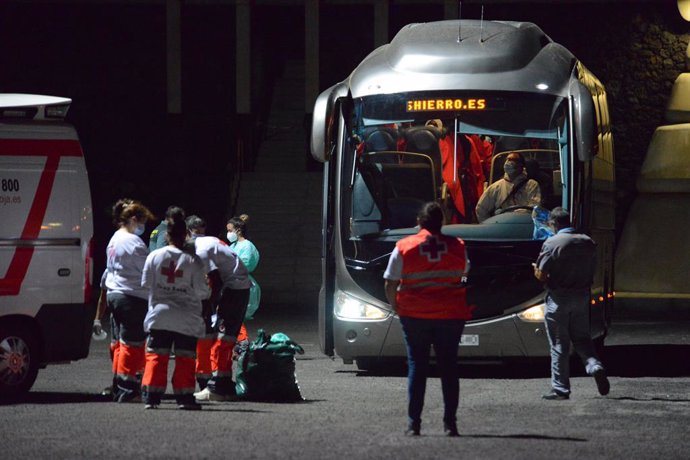 Archivo - Los migrantes suben a un autobús, después de ser atendidos por efectivos sanitarios del Servicio de Urgencias Canario (SUC) y Cruz Roja, en el muelle de La Restinga tras ser rescatados de una patera, a 23 de agosto de 2021, en la isla de El Hier