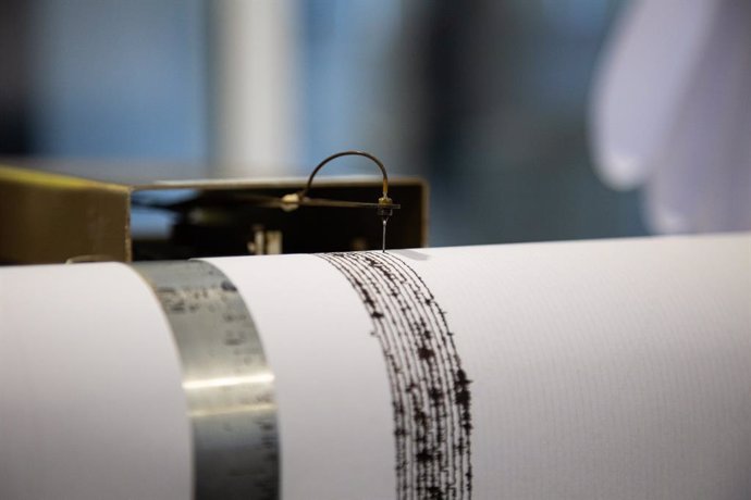 Archivo - April 12, 2019, Ponta Delgada, Azores, Portugal: An analog seismograph is seen at the CIVISA (Azore's Seismovolcanic Surveillance and Information Center) seismo-volcanic surveillance centre of the Azores headquarters, in SĂŁo Miguel.