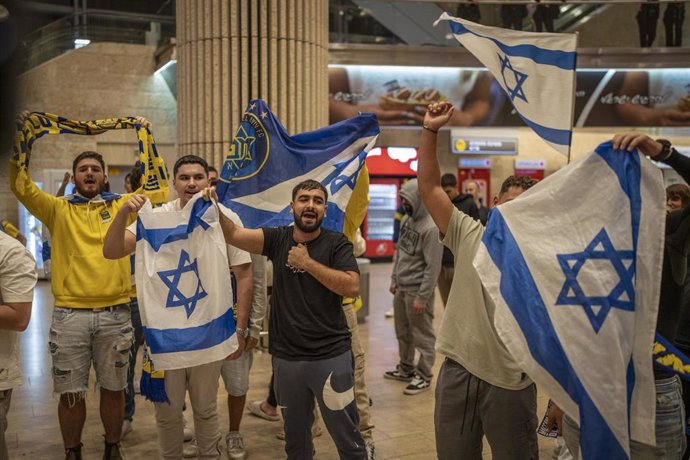 Aficionados del Maccabi Tel Aviv jaleados a su llegada a Israel tras los incidentes de Ámsterdam