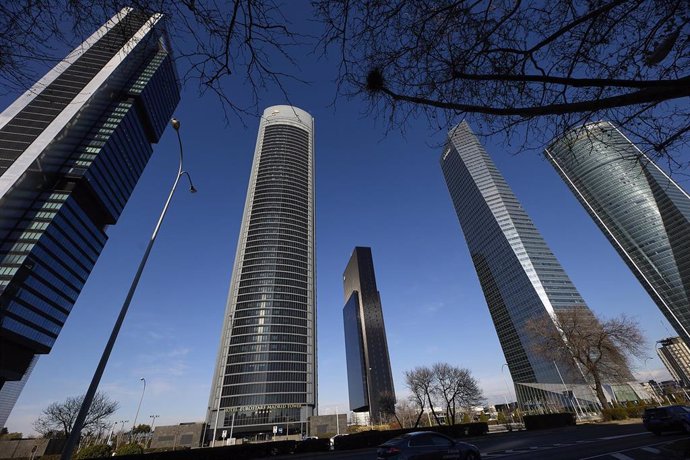 Archivo - Vista de las 5 torres en el complejo Cuatro Torres Business Area en el barrio de La Paz (Madrid)