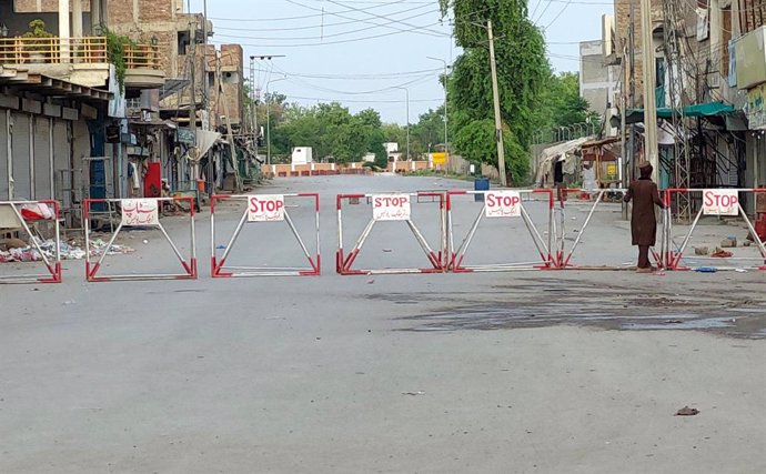 Archivo - BANNU, July 16, 2024  -- This photo taken on July 16, 2024 shows a street blocked with barricades near the site following an attack on an army base in the Bannu district of Khyber Pakhtunkhwa province, Pakistan. Eight troops and 10 terrorists we