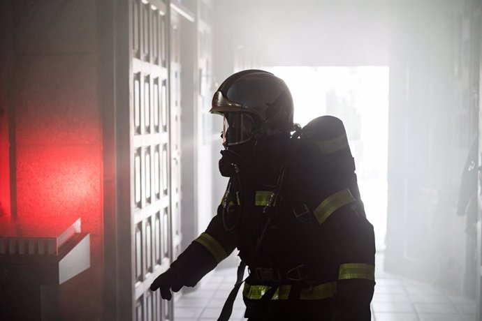 Archivo - Un bombero durante un simulacro de incendio en la iglesia de Santa Catalina de Alejandría, a 4 de octubre de 2024, en Villamanta, Madrid (España). El simulacro se trata de un ejercicio del Plan de Salvaguarda de Bienes Culturales para comprobar 