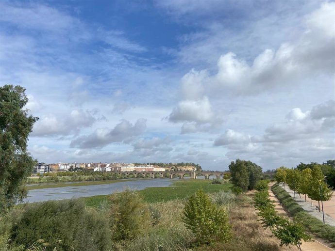 Cielo con nubes en Badajoz. Imagen de archivo