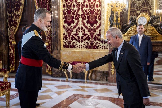 Archivo - El Rey Felipe VI (1i) a miembros de la República Islámica de Irán, en el Palacio Real, a 12 de enero de 2024, en Madrid (España). Felipe VI retoma hoy la tradicional ceremonia de presentación de cartas credenciales por parte de nuevos embajadore