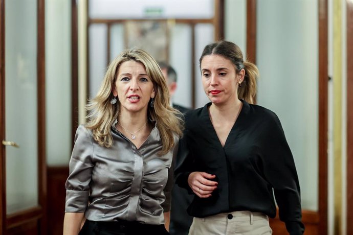 Archivo - La vicepresidenta segunda y ministra de Trabajo y Economía Social, Yolanda Díaz (i), y la ministra de Igualdad, Irene Montero (d), durante una sesión plenaria en el Congreso de los Diputados, a 7 de marzo de 2023, en Madrid (España).