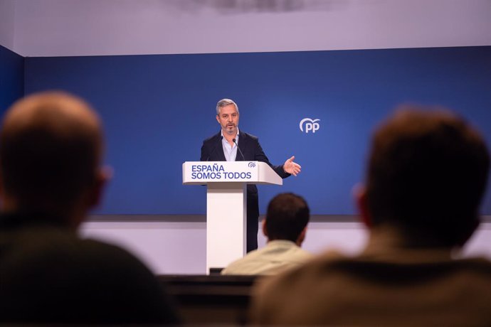 El vicesecretario de Economía, Juan Bravo, en la sede el PP este domingo.