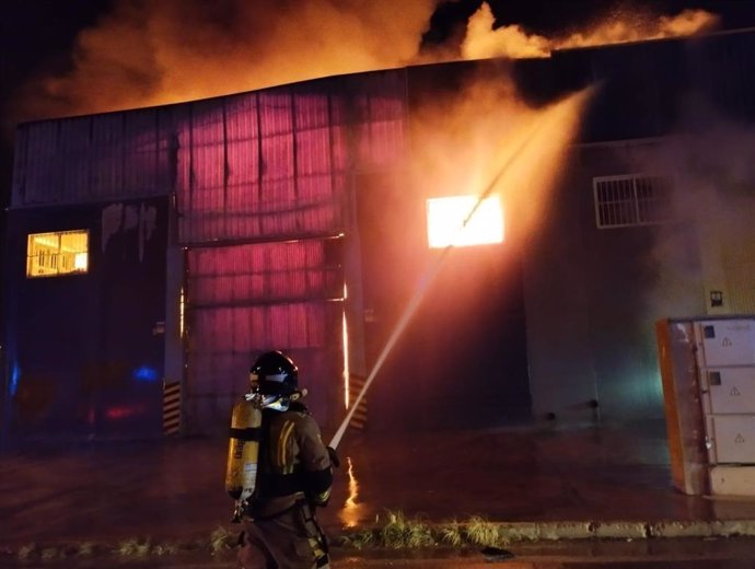 Incendio declarado en un almacén de palets de madera del polígono La Serreta de Molina de Segura