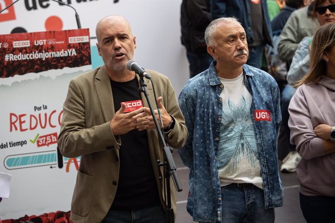 Archivo - El secretario general de CCOO, Unai Sordo (i), y el secretario general de UGT, Pepe Álvarez (d), intervienen durante una protesta por la reducción de la jornada laboral, frente a la CEOE, a 26 de septiembre de 2024, en Madrid (España). UGT y CCO