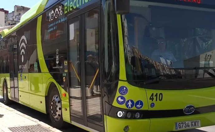 Archivo - Autobús urbano en Badajoz