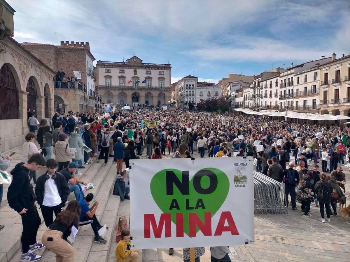 Salvemos la Montaña califica de  histórica  la manifestación contra la mina de Cáceres que reunió a miles de personas