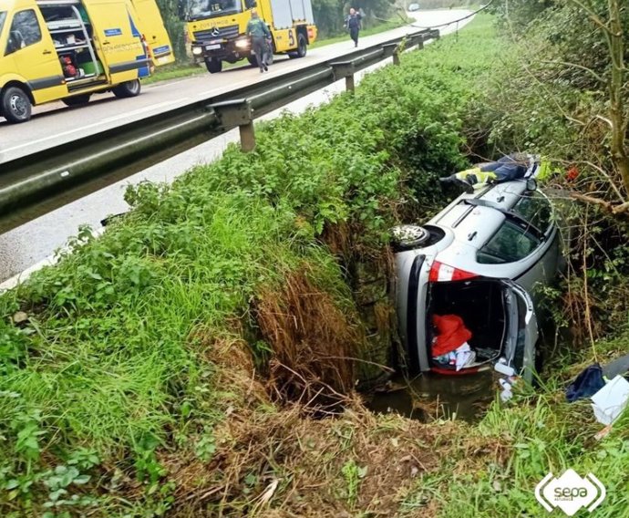 Coche volcado.