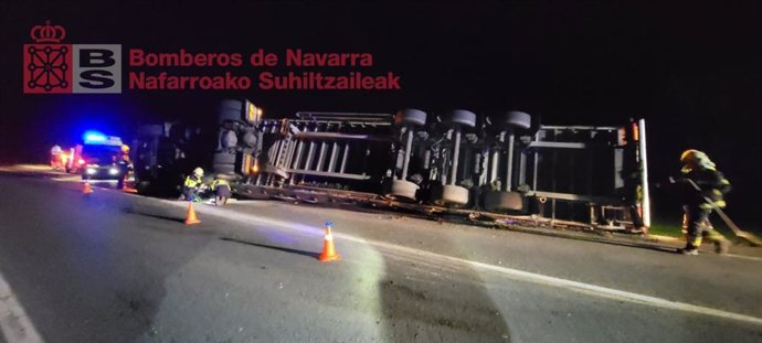 Ileso el conductor de un trailer que transportaba pienso tras salirse de la vía y volcar en Tiebas