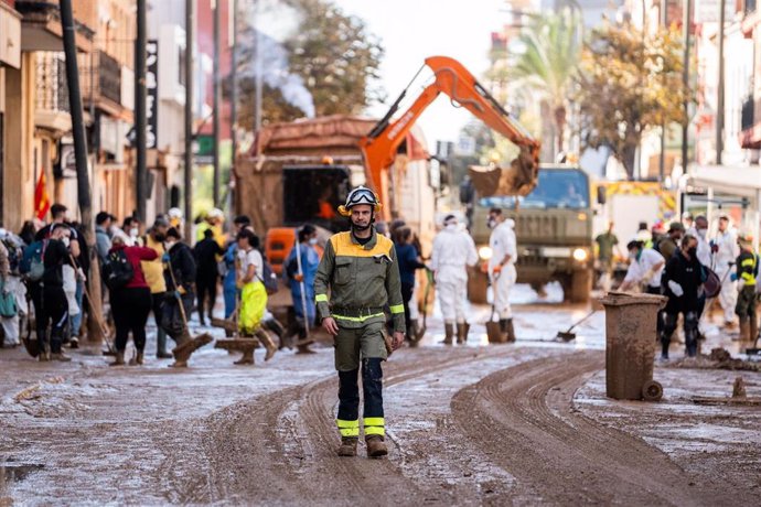 Un bombero en una de las zonas afectadas por la DANA