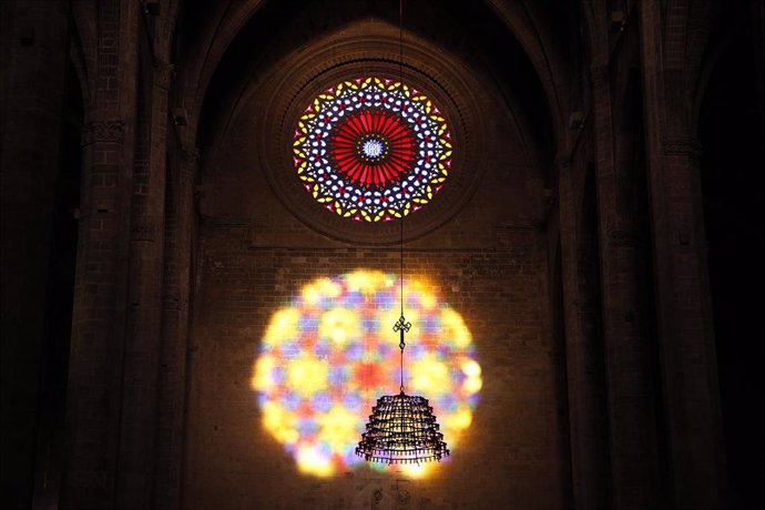 Archivo - Rosetón de la Catedral por donde entra la luz del sol el día de la festividad de La Festa de la Llum.