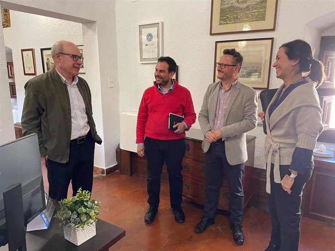 El rector de la UGR, Pedro Mercado, primero por la derecha en la imagen, con miembros de su equipo en el Rectorado este lunes