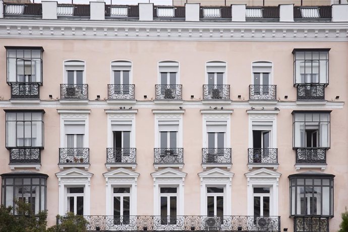 Fachada de un bloque de viviendas, a 29 de octubre de 2024, en Madrid (España). Almeida, ha informado este martes, 29 de octubre, que presentará en dos semanas el Plan Especial de Protección del Ámbito Residencial en la Ciudad de Madrid con el objetivo de