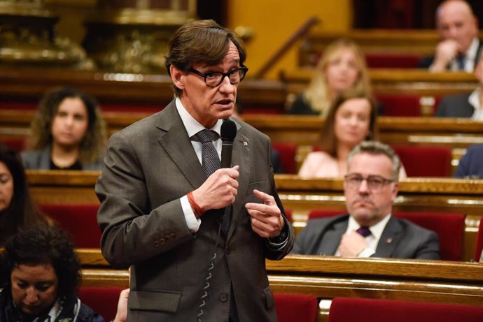 El presidente de la Generalitat de Cataluña, Salvador Illa, durante una sesión de control al presidente de la Generalitat valenciana, a 30 de octubre de 2024, en Barcelona, Cataluña (España)