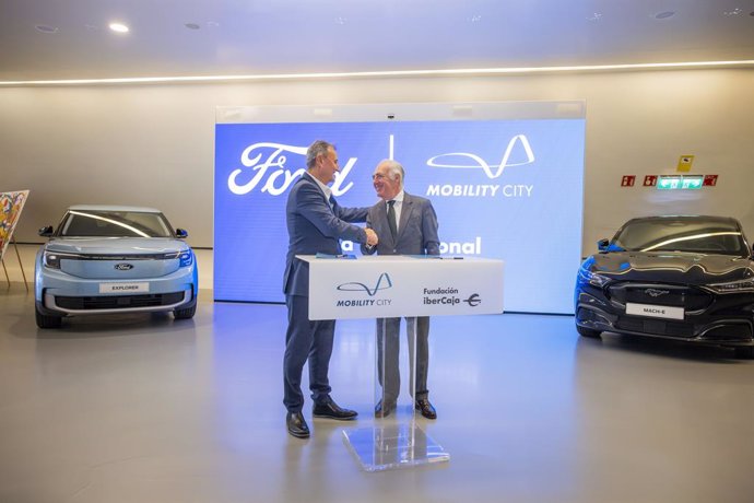 El presidente y consejero delegado de Ford España, Jesús Alonso, y el director general de Fundación Ibercaja, José Luis Rodrigo, suscriben el acuerdo.