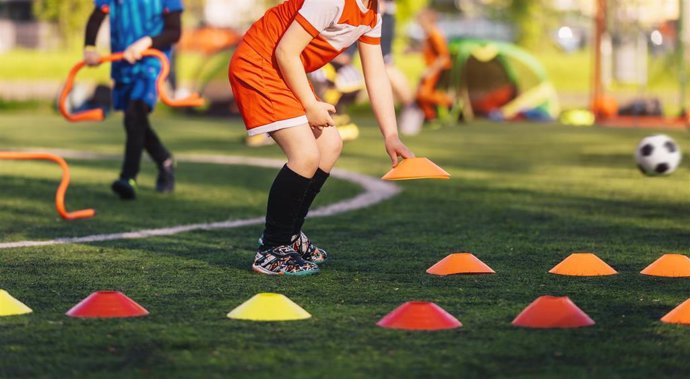 Niños practicando deporte