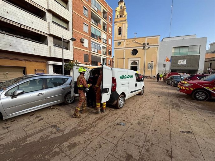 Equipo de Bomberos haciendo uso de un vehículo de Mercadona