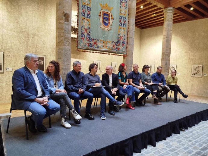 El alcalde de Pamplona, Joseba Asiron, junto a los concejales de EH Bildu, Geroa Bai y Contigo-Zurekin