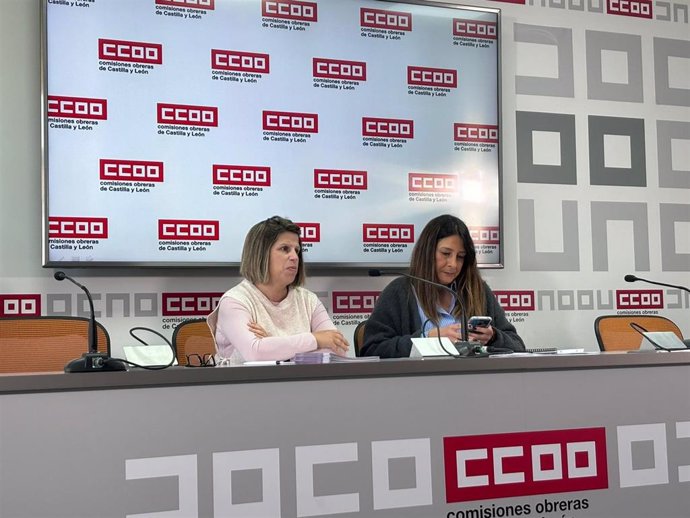 La secretaria de Mujeres, Igualdad y Políticas Sociales de CCOO Castilla y León, Yolanda Martín, acompañada por la coordinadora del servicio de asesoramiento e igualdad (SAI), Elena Pinilla.