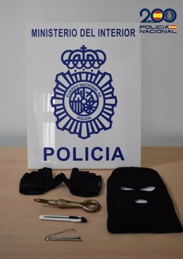 Pasamontañas y últiles intervenidos para robar coches al detenido en Algeciras.