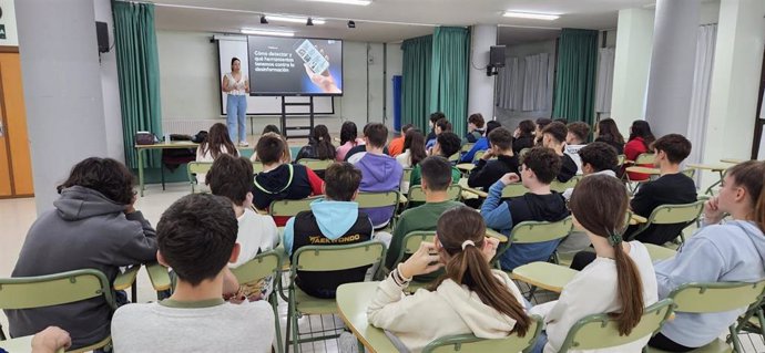 Una de las sesiones del programa de alfabetización mediática 'Sal del cuadro', con el que estudiantes de ESO y Bachillerato aprenden a identificar bulos.